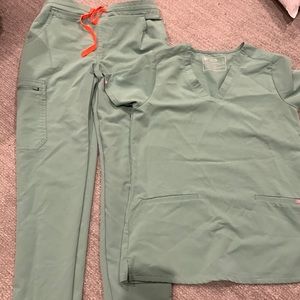 FIGS Women’s jade 3 pocket scrub top+ petite skinny scrub pants (both XS)